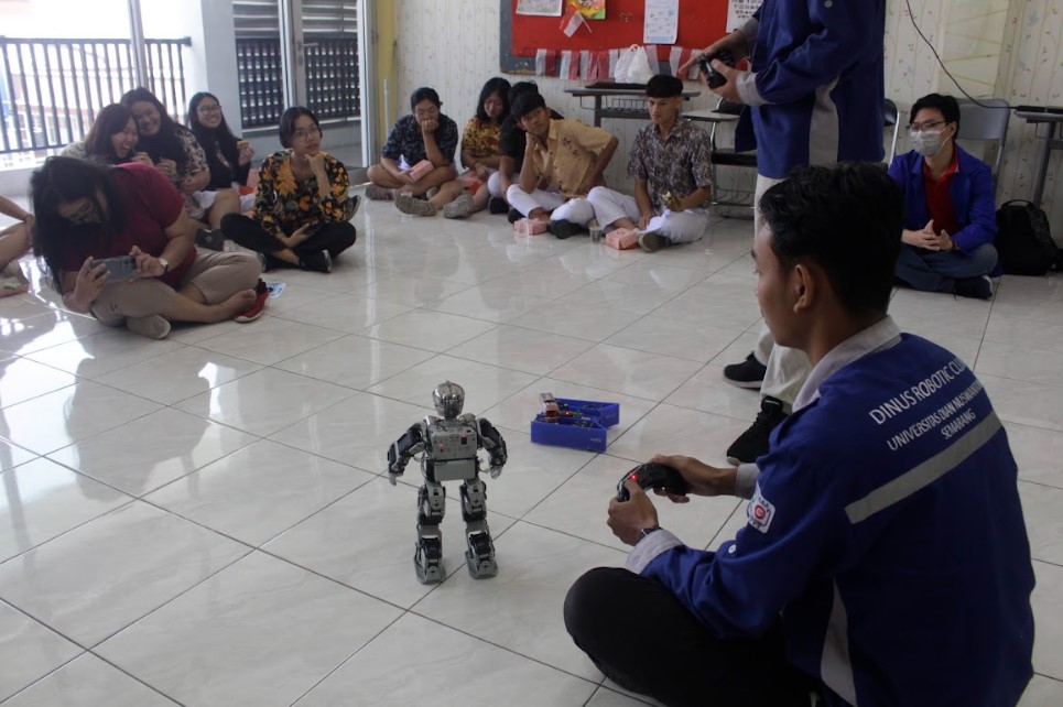  Robotic Goes To School